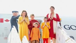 Justin-Trudeau-Sophie-Gregoire-Trudeau-in-Anita-Dongre-with-family-in-India-1.jpg