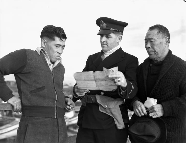 JapaneseCanadian-Confiscating-Boat.jpg