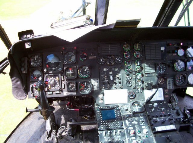 Air_Sea_King_XZ589_cockpit_port.jpg